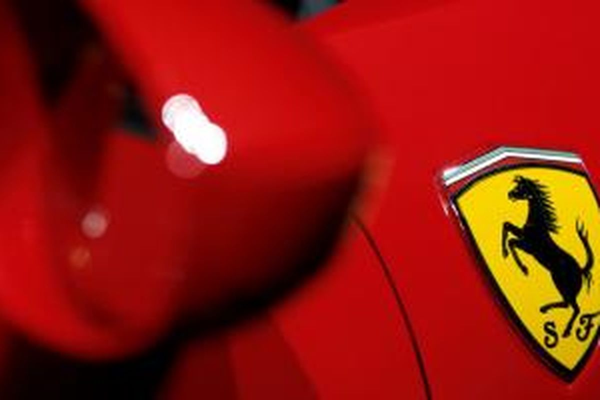 Logo Ferrari pada Ferrari 458 Speciale.
