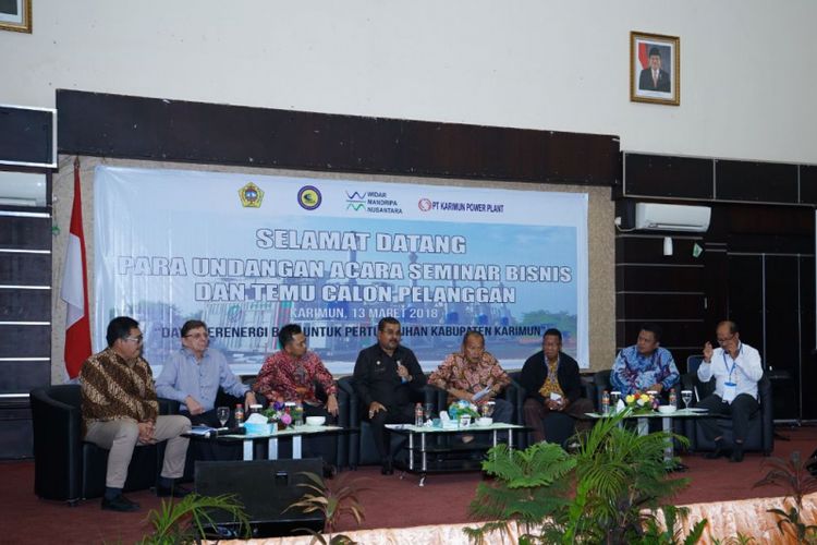 Bupati Karimun Aunur Rafiq (tengah, safari hitam) dalam Seminar Bisnis dan Temu Calon Pelanggan yang digelar di Gedung Nasional, Kabupaten Karimun, Selasa (13/3/2018). Aunur mendorong investor untuk datang ke Karimun dan menjamin investasi di wilayah tersebut yang telah didukung dengan ketersediaan listrik dari PLTMG dan Grid.
