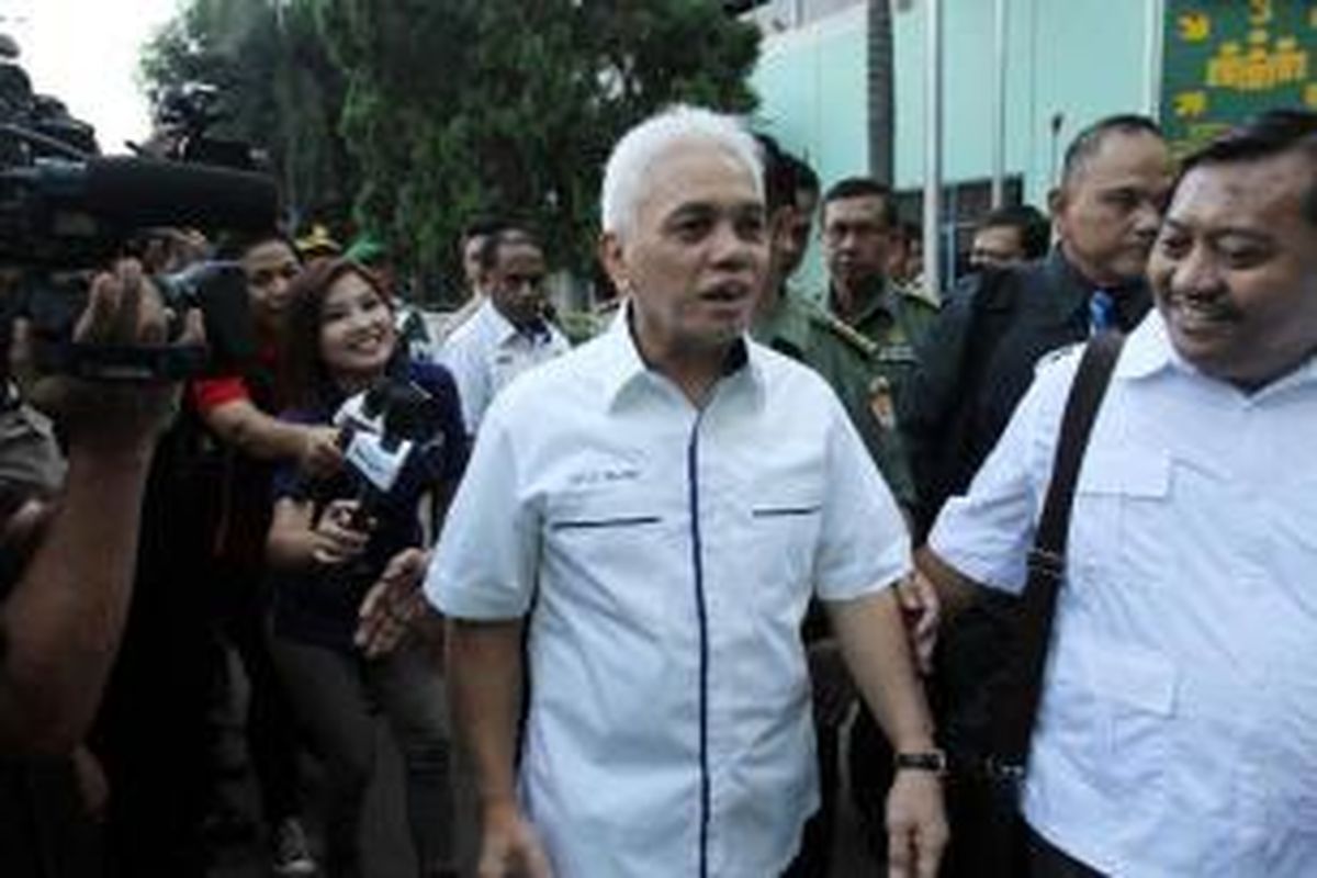 Cawapres Hatta Rajasa saat bersiap menjalani tes kesehatan di Rumah Sakit Pusat Angkatan Darat Gatot Subroto, Jakarta, Jumat (23/5/2014). Sehari sebelumnya, pasangan Jokowi-JK telah menjalani tes kesehatan. Pemeriksaan lengkap kesehatan merupakan salah satu syarat pencalonan Pilpres 2014.