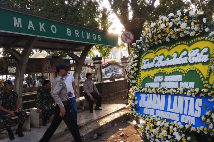 Salah satu karangan bunga di depan Halte Mako Brimob pada Kamis (10/5/2018)