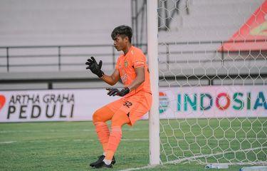 Andhika Ramadhani saat bermain di salah satu laga Liga 1 musim 2021/2022. Kini ia masuk dalam daftar pemain yang dipanggil STY untuk mengikuti TC Timnas. (Persebaya)