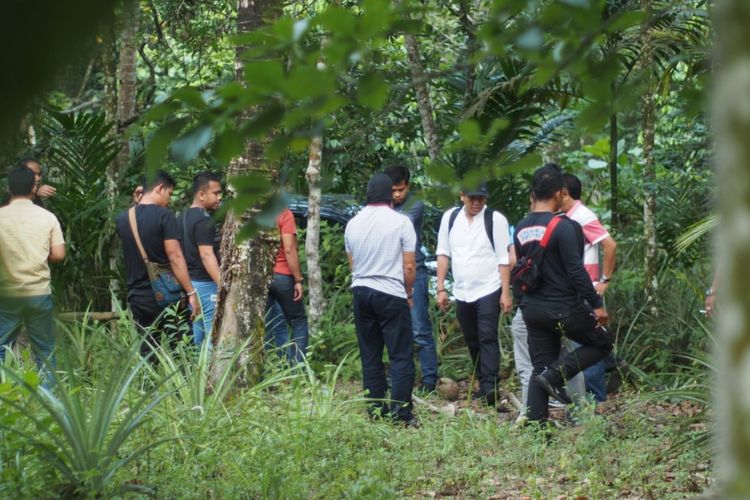 Proses pra-rekonstruksi yang dilakukan di perkebunan tidak jauh dari kediaman salah saksi yang diamankan Polres Tanjungpinang, Rabu (18/7/2018), untuk kasus mayat perempuan dalam karung yang mengambang di sungai. 
