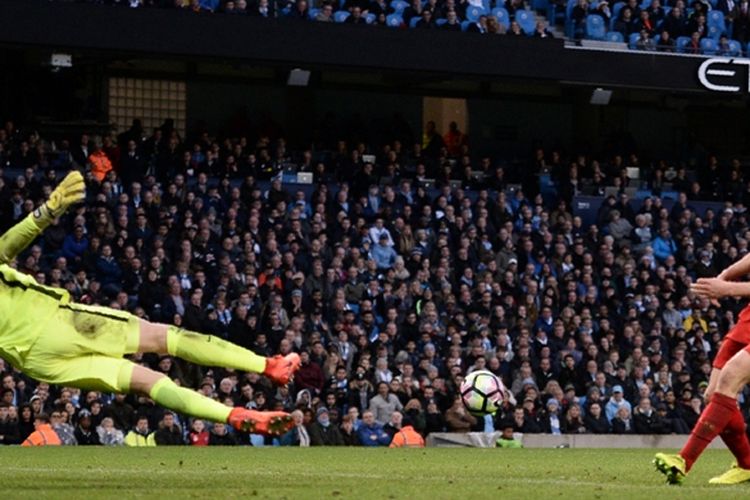 Gelandang Liverpool, Adam Lallana, gagal memanfaatkan peluang mencetak gol dalam pertandingan Premier League melawan Manchester City, pada 19 Maret 2017. 