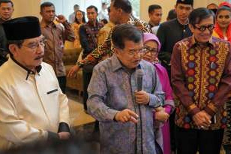 Wakil Presiden Jusuf Kalla, Antasari Azhar dan Menteri Hukum dan HAM Yasonna Laoly usai menghadiri acara syukuran pembebasan bersyarat Antasari Azhar di Hotel Grand Zuri, Serpong, Tangerang, Banten, Sabtu (26/11/2016).