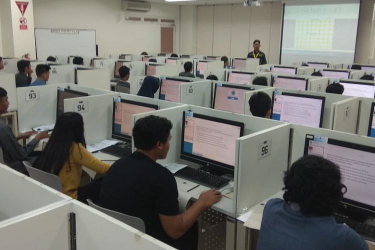 Para peserta ujian SBMPTN berbasis komputer (UTBK) di salah satu panitia lokal Jakarta Kampus UI Depok (8/5/2018)