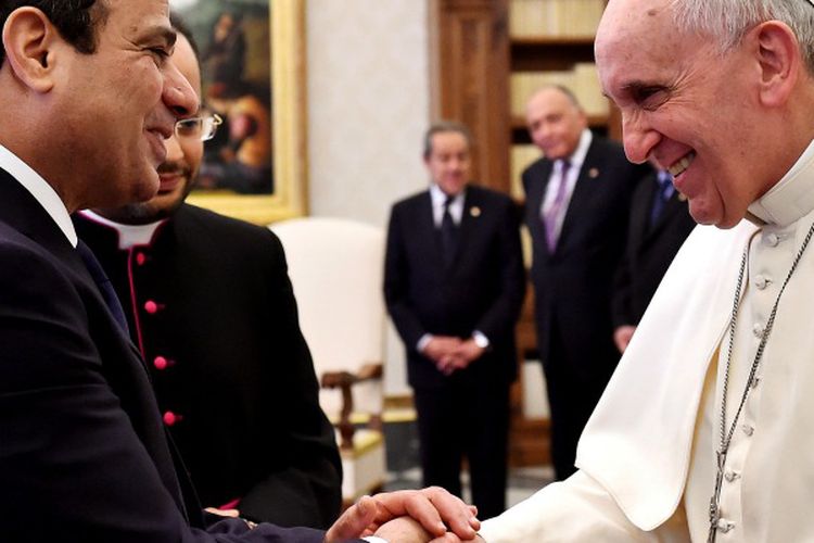 Pemimpin umat Katolik Sedunia Paus Fransiskus dan Presiden Mesir Abdel Fattah al-Sisi berjabat  tangan pada 24 November 2014, di Vatikan. 