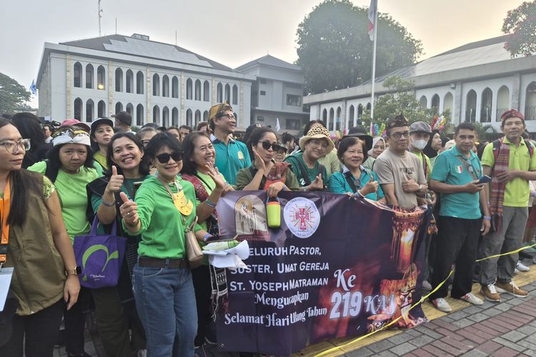 Kala Toleransi Antarumat Beragama Bermekaran di Pelataran Gereja Katedral Jakarta...