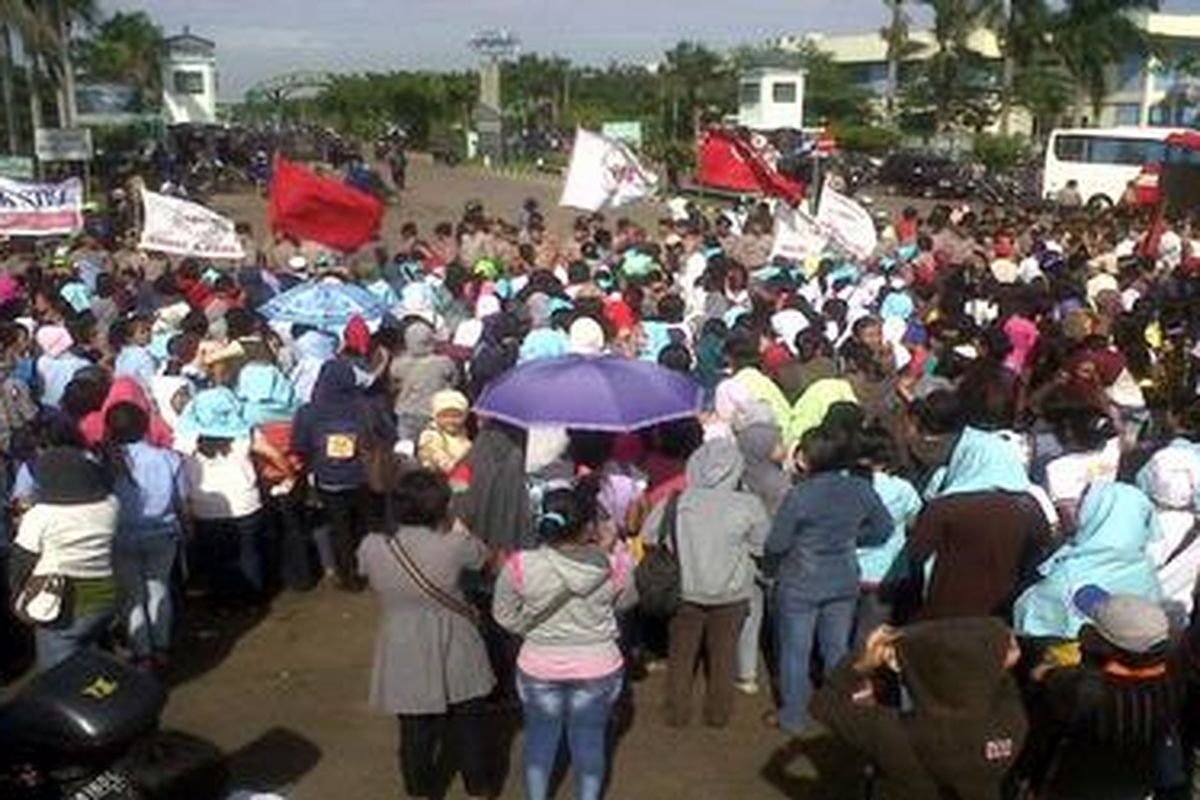 Ribuan buruh Kawasan Berikat Nusantara, Kamis (19/1/2012), berunjuk rasa di depan gerbang KBN. Mereka menuntut dinaikkannya UMSP dari 5 persen menjadi 20 persen di atas UMP DKI Jakarta.