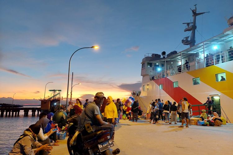 Barisan antrean sejumlah pedagang asongan di pelabuhan Tunon Taka Nunukan Kaltara yang menunggu penumpang kapal keluar membeli dagangan mereka. Meski dilarang petugas, mereka memilih kucing kucingan demi tetap berjualan di areal dermaga