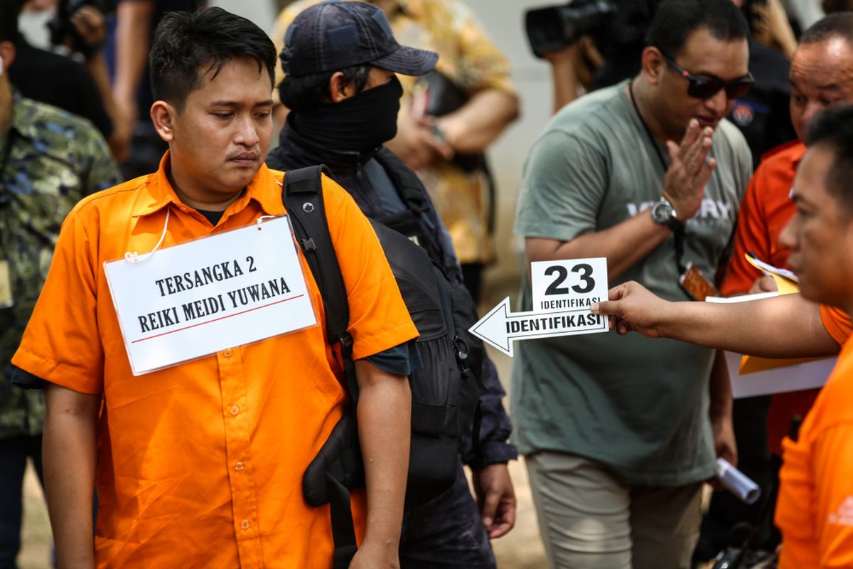 Kepolisian melakukan rekonstruksi kasus peluru nyasar di Gedung DPR RI di Lapangan Tembak Senayan, Gelora, Tanah Abang, Jakarta Pusat, Jumat (19/10/2018). Diberitakan sebelumnya, polisi menetapkan I (32) dan R (34) sebagai tersangka dalam kasus ini. Mereka ditangkap usai berlatih menembak di lapangan tembak Senayan pada Senin (15/10/2018).