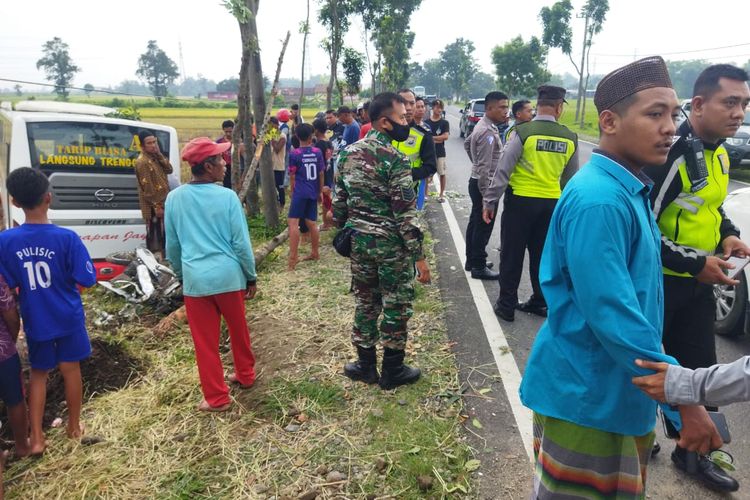 Bus Harapan Jaya gagal menyalip di tikungan lalu terjun ke sawah Desa Mekikis, Kecamatan Purwoasri, Kabupaten Kediri, Jawa Timur,  Jumat (10/3/2023).