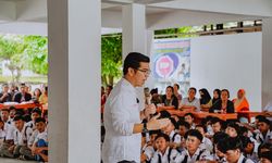 Kader Muda PDI-P Bane Raja Manalu Salurkan Beasiswa untuk 8.500 Pelajar di Sumut