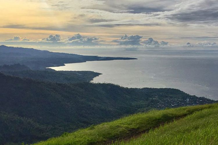 Puncak Tetempangan Skyline di Sulawesi Utara.