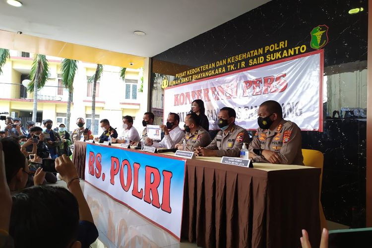 Konferensi Pers di RS Polri Kramat Jati, Jakarta, Kamis (9/8/2021). 