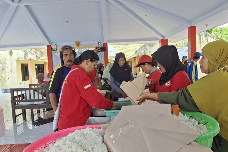 Petugas buat nasi bungkus di dapur umum Desa Jugosari untuk penuhi kebutuhan warga di Dusun Sumberlangsep
