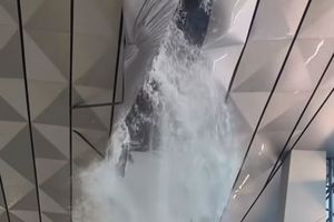 Plafon Terminal 3 Bandara Soetta Jebol akibat Hujan Deras, Penumpang Berlarian