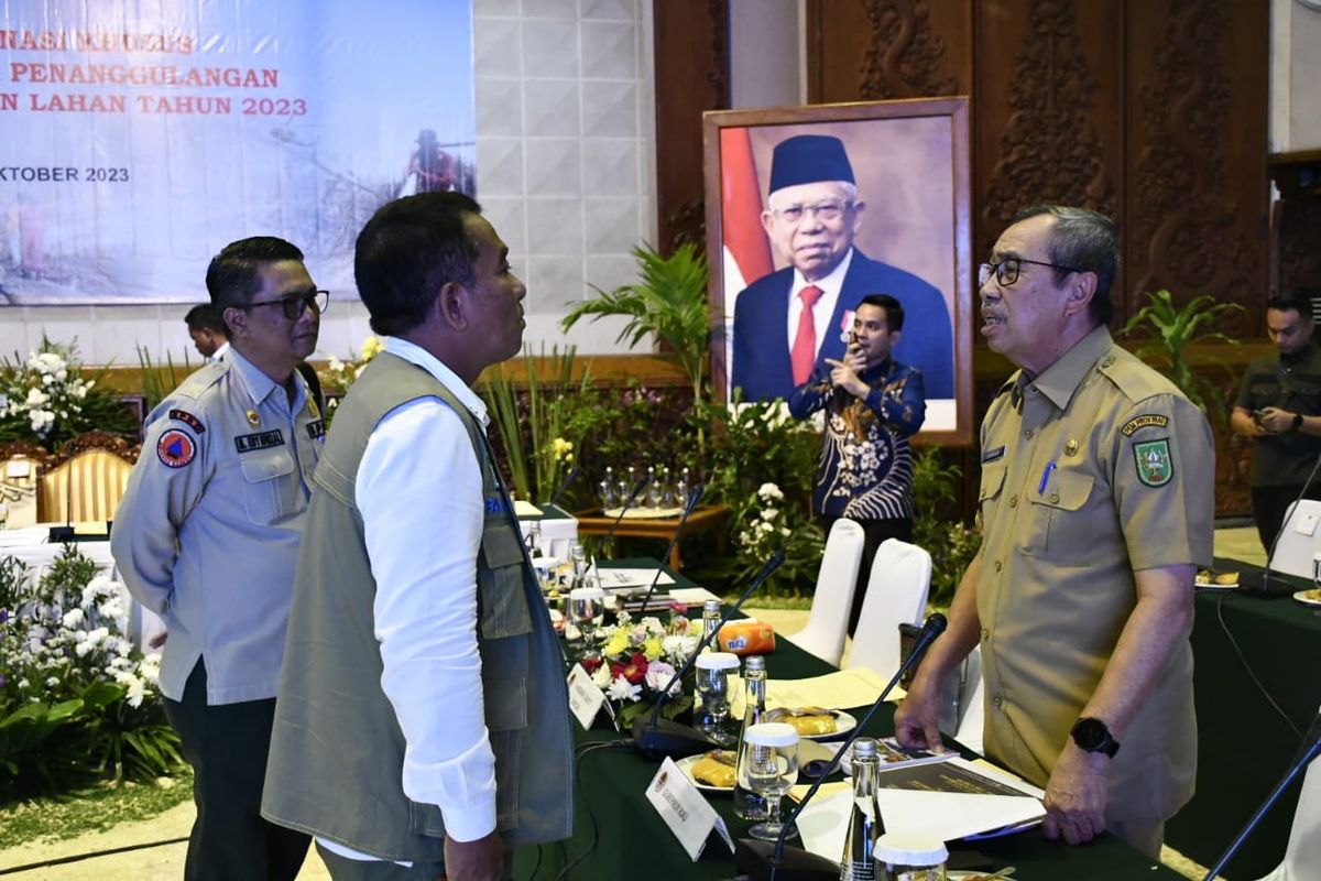 Gubernur Riau Syamsuar saat menghadiri Rapat Pembahasan tentang Upaya Peningkatan Penanggulangan Karhutla pada Masa El-Nino 2023 yang dipimpin langsung oleh Menteri Koordinator Bidang Politik, Hukum, dan Keamanan (Menko Polhukam) Mahfud MD, di Kementerian Lingkungan Hidup dan Kehutanan (LHK), Senin (9/10/2023).

