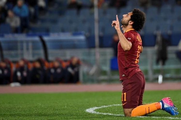 Pemain sayap AS Roma, Mohamed Salah, merayakan gol ke gawang Bologna pada partai lanjutan Serie A di Stadion Olimpico, 19 Februari 2017.