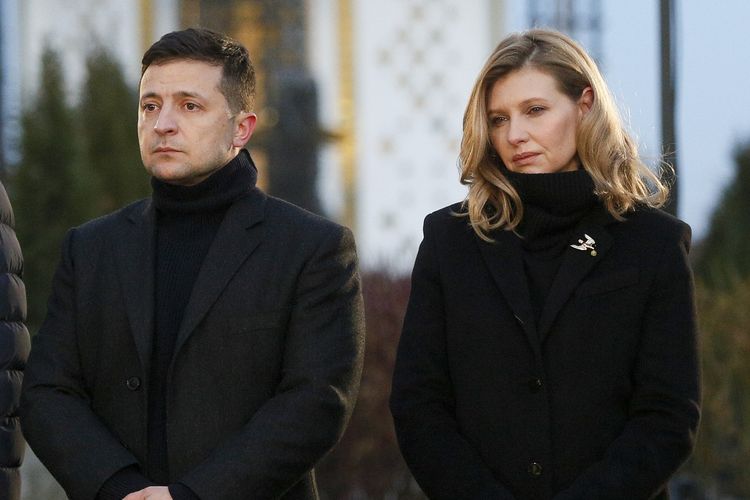 Foto yang diambil pada 23 November 2019 memperlihatkan Presiden Ukraina Volodymyr Zelensky dan istrinya, Olena Zelenska, ketika memberikan penghormatan di depan tugu peringatan korban Kelapan Hebat di Kiev. Pekan lalu, Olena Zelenska mengumumkan dia positif terinfeksi virus corona.