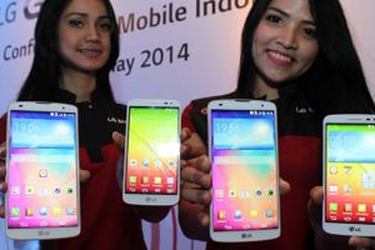 Model memamerkan LG G2 Mini dan G Pro 2 dalam acara peluncuran di Jakarta, Senin (5/5/2014)