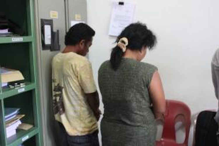Pasangan suami istri SM dan ST disinyalir merupakan jaringan narkoba dari Kalabakan Malaysia. Untuk mengelabuhi petugas, mereka menyimpan sabui sabu seberat 10 gram ke dalam kantong obat resep dari dokter.