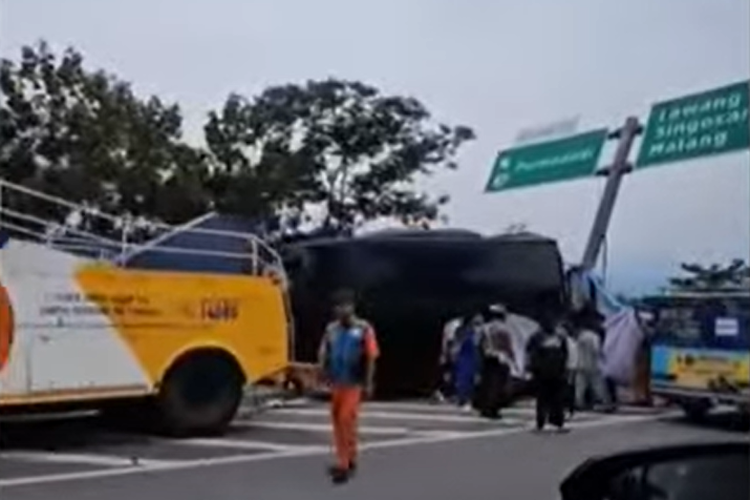 Kecelakaan bus Brimob Polri rombongan siswa SMA Negeri 1 Porong Sidoarjo terjadi di Jalan Tol Malang-Pasuruan, Sabtu (1/2/2025).