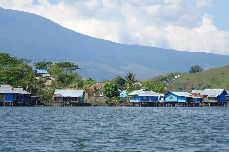  Kampung-kampung adat yang berada di tepian Danau Sentani, Kabupaten Jayapura, Papua, terus berbenah jelang pelaksanaan Kongres Masyarakat Adat Nusantara (KMAN) VI yang akan digelar di Wilayah Adat Tabi pada 24-30 Oktober 2022 mendatang.
