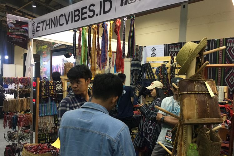 Pengunjung sedang melihat-lihat souvenir khas Indonesia yang ada di pameran Indofest 2018, Kamis (3/5/2018).