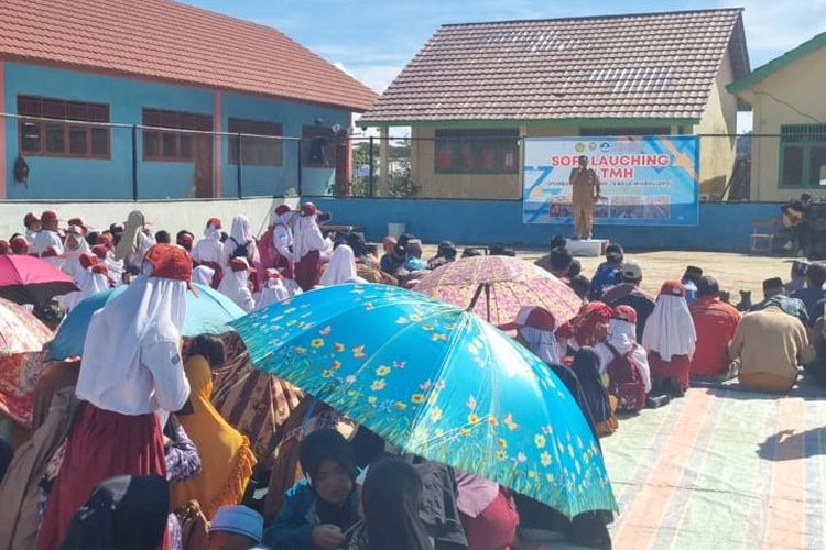 Sejumlah warga juga hadir di acara soft launching Pembangkit Listrik Tenaga Mikrohidro (PLTMH) di halaman Sekolah Dasar Negeri 014, Kampung 4 Desa Segamit, Kecamatan Semendo Darat Ulu, Kabupaten Muara Enim, Sumatera Selatan,Selasa (4/6/2024).