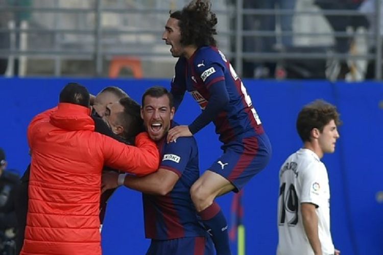 Gonzalo Escalante merayakan gol bersama rekan-rekannya pada laga SD Eibar vs Real Madrid di Stadion Ipurua dalam lanjutan Liga Spanyol, 24 November 2018. 