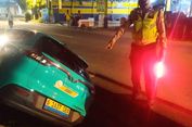 Taksi Listrik Tabrak Penjual Nasi Goreng di Jakbar hingga Terperosok ke Parit