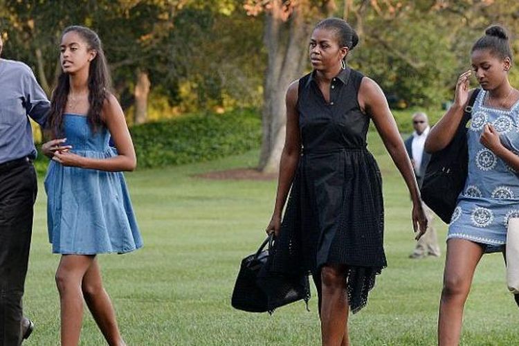 Obama mengajak Michelle, Malia, dan Sasha mengunjungi Palm Springs.