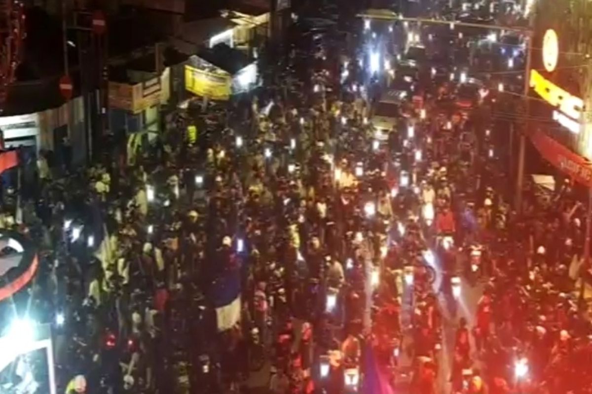 Ribuan Bobotoh Persib di Tasikmalaya, Jawa Barat, konvoi dan berkumpul bersama merayakan kemenangan di Tugu Asmaul Husna, Nagarawangi, Kota Tasikmalaya, Jumat (9/5/2025) malam.