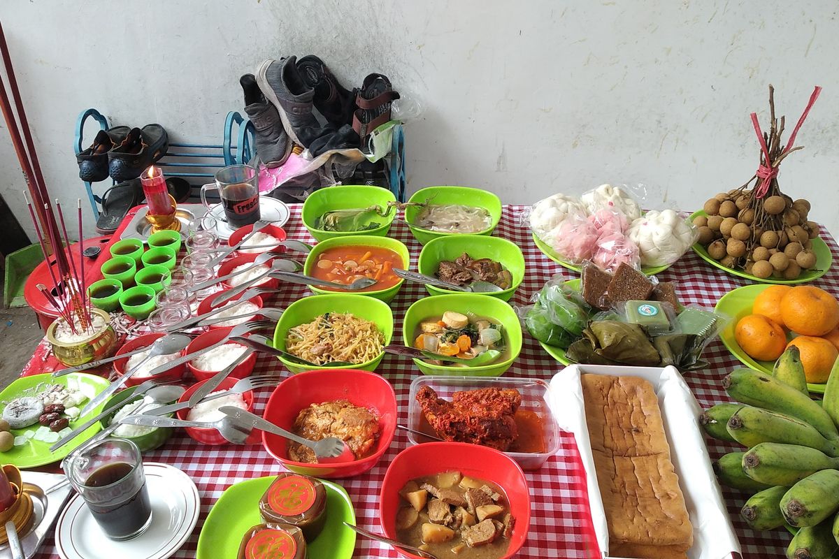 Sesajen berupa makanan yang disajikan dalam sembahyang leluhur oleh etnis Tionghoa sehari menjelang imlek, Selasa (28/1/2025)