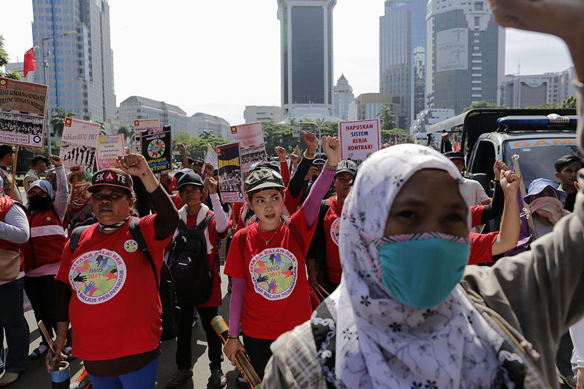 Ratusan buruh perempuan melakukan aksi di Sekitaran Bundaran Patung Kuda, Jakarta, Rabu (8/3/2017). Mereka memperingati Hari Perempuan Internasional dengan menyuarakan hak buruh yang belum terpenuhi.