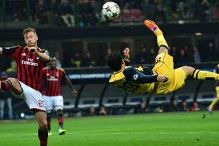 Striker Atletico Madrid, Diego da Silva Costa (kanan), melakukan tendangan salto ke gawang AC Milan pada leg pertama babak 16 besar Liga Champions di San Siro, Rabu (19/2/2014). Costa mencetak gol tunggal Atletico yang menang 1-0.