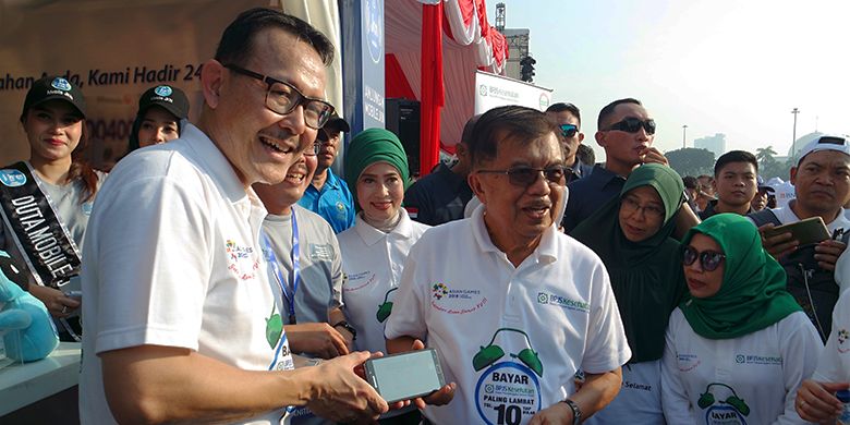 Wakil Presiden Jusuf Kalla mengunjungi salah satu booth di lokasi usai berolahraga bersama para peserta senam kolosal 18.8.18