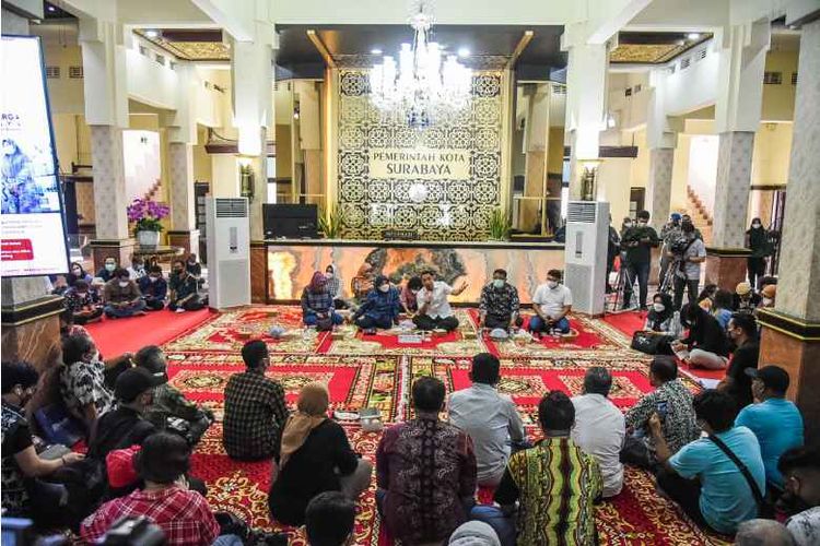 Pemkot Surabaya melaksanakan program Sambat Nan Cak Eri dengan memberikan kesempatan bagi masyarakat untuk mengadu langsung ke Wali Kota Surabaya Eri Cahyadi. 

