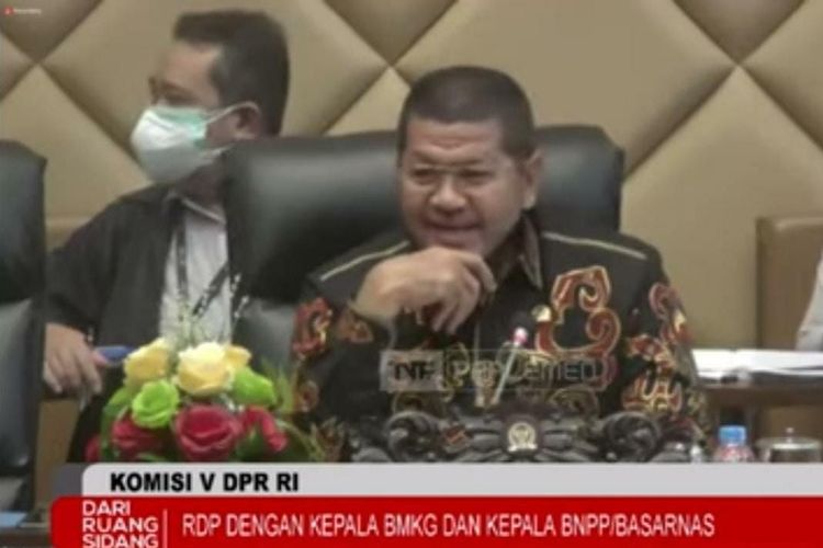 Wakil Ketua Komisi V DPR RI Roberth Rouw tertawa saat gempa bumi berkekuatan 5,6 magnitudo di Cianjur juga mengguncang Gedung DPR di Jakarta, Senin (21/11/2022). 