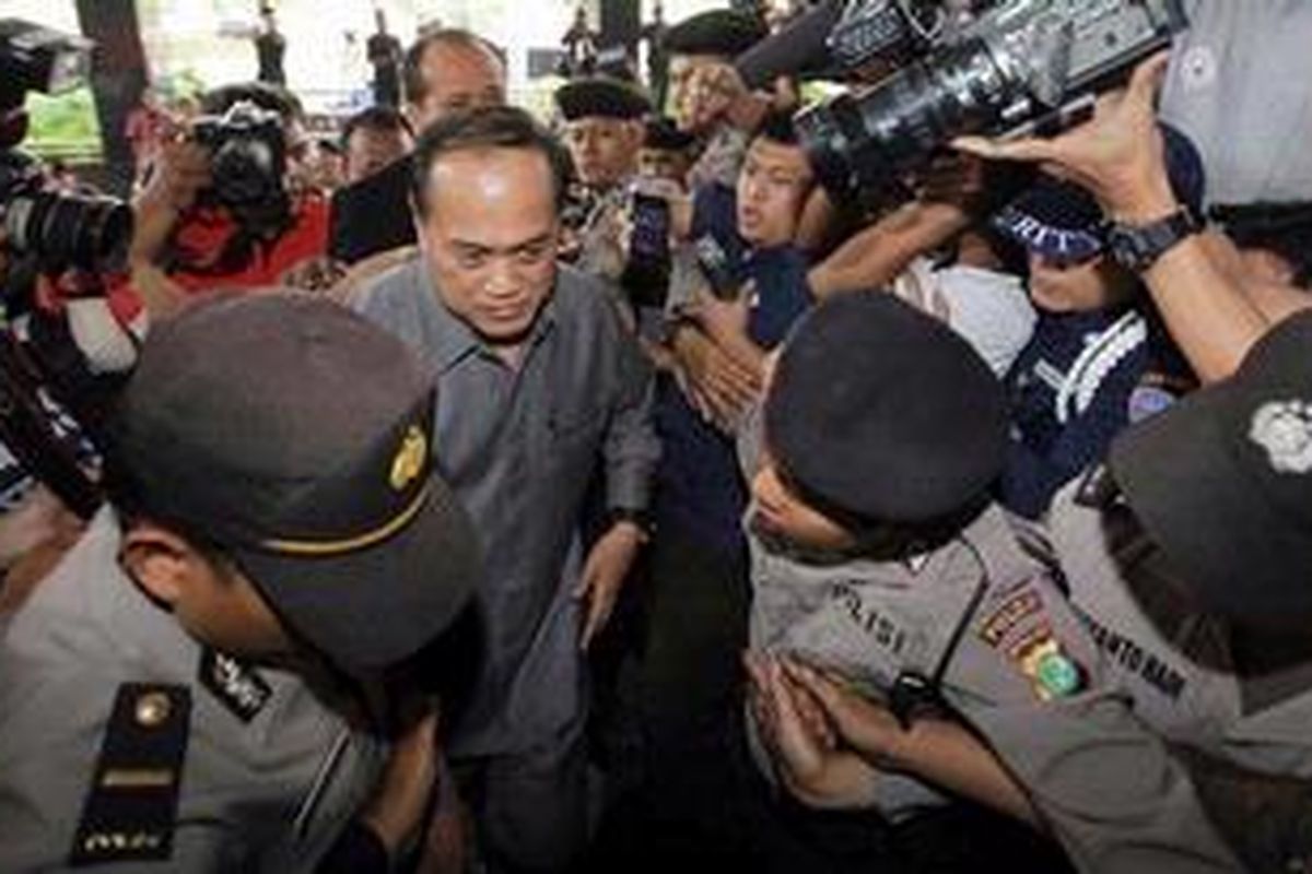 Mantan Kepala Korps Lalu Lintas Mabes Polri, Irjen Polisi Djoko Susilo, memenuhi panggilan Komisi Pemberantasan Korupsi, Jakarta, Jumat (5/10/2012). Ia diperiksa sebagai tersangka dalam kasus dugaan korupsi pengadaan alat simulator SIM yang merugikan negara senilai lebih kurang Rp 100 miliar.  