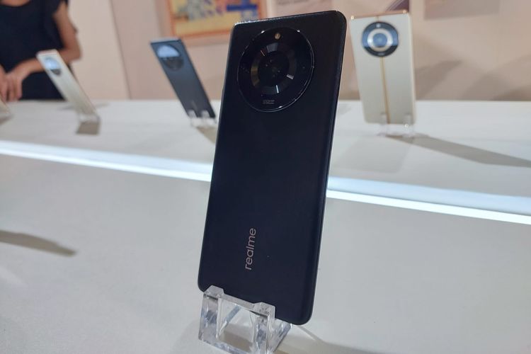 Realme 11 Pro 5G dibekali kamera utama 100 MP yang tersemat di modul berbentuk lingkaran.