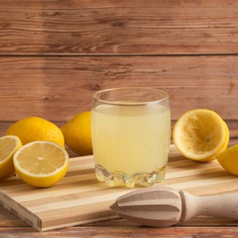 Ilustrasi air perasan lemon. Air perasan lemon dapat dimanfaatkan sebagai pembersih alami di rumah. 
