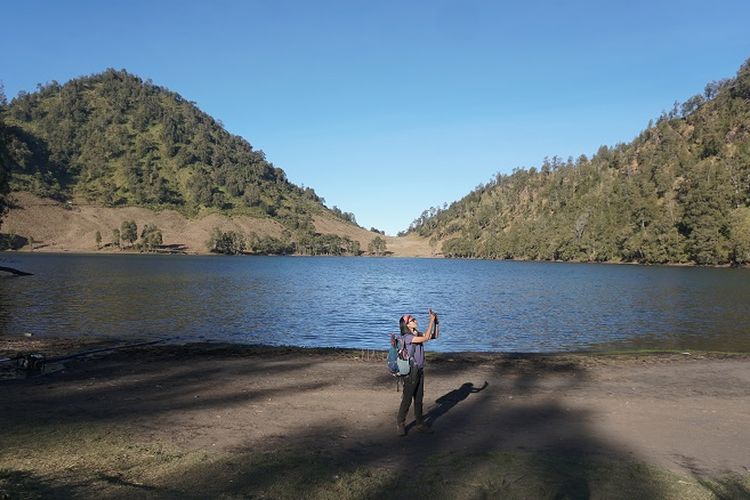 Pendaki memandang panorama Ranukumbolo dari Pos 4 Gunung Semeru, Jawa Timur, Rabu (18/9/2019). Gunung Semeru merupakan gunung tertinggi di Pulau Jawa dengan ketinggian sekitar 3.676 meter di atas permukaan laut.