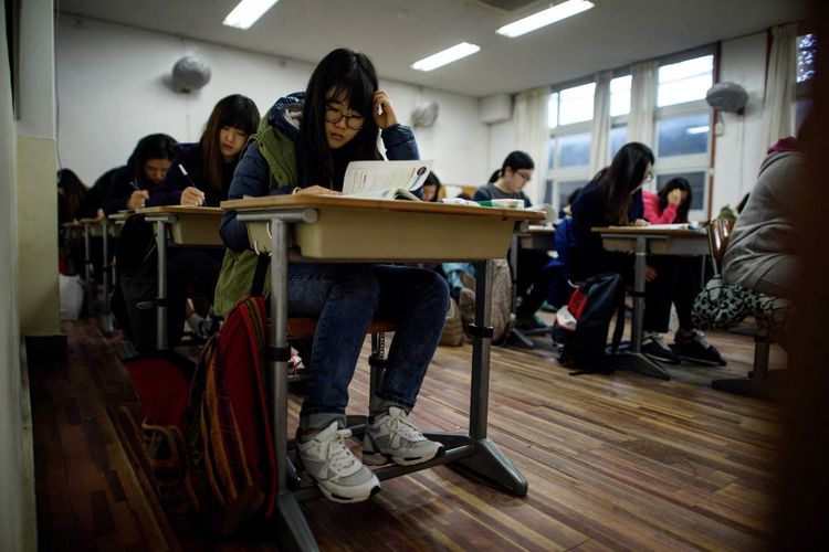 Para siswa mengikuti ujian tahunan Scolastic Aptitude Test di sekolah menengah Poongmun di Seoul pada tanggal 13 November 2014.  Korea Selatan memasuki mode diam karena hampir 650.000 siswa mengikuti ujian masuk perguruan tinggi tahunan yang akan memainkan peran besar dalam menentukan kehidupan dewasa mereka dalam masyarakat yang sangat kompetitif.  