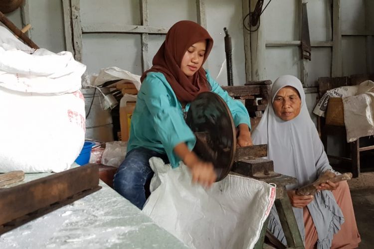 Imas Mintarsih ketika mengolah jengkol menjadi produk keripi