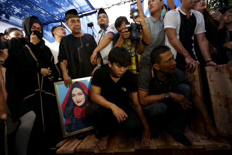 Suasana pemakaman jenazah artis peran dan penyanyi dangdut Julia Perez di TPU Pondok Ranggon, Jakarta Timur, Sabtu (10/6/2017). Julai Perez meninggal akibat menderita kanker serviks stadium empat. KOMPAS IMAGES/KRISTIANTO PURNOMO