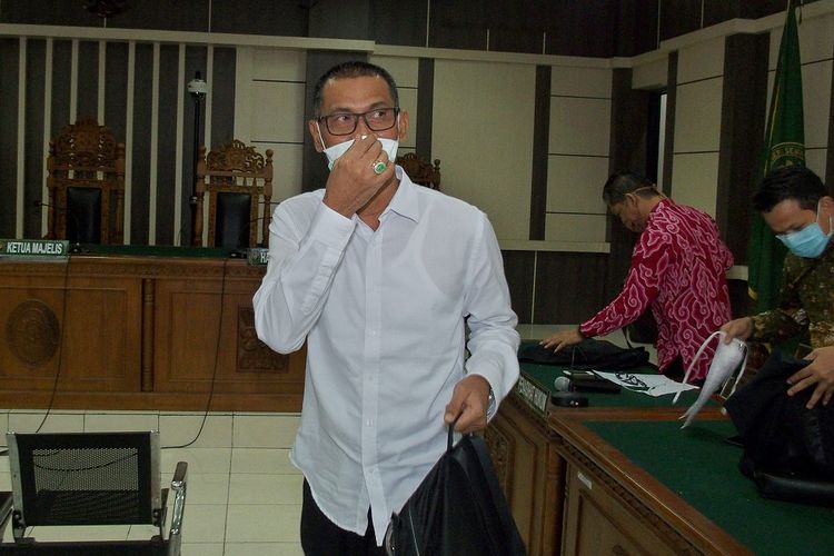 Bupati Kudus nonaktif Muhammad Tamzil (kiri) berjalan meninggalkan ruang sidang usai menjalani sidang kasus suap dan gratifikasi mutasi jabatan dengan agenda pembacaan vonis di Pengadilan Tipikor Semarang, Jawa Tengah, Senin (6/4/2020). Majelis hakim memvonis Tamzil dengan hukuman delapan tahun penjara dan denda Rp250 juta subsider empat bulan kurungan. ANTARA FOTO/R. Rekotomo/wsj.