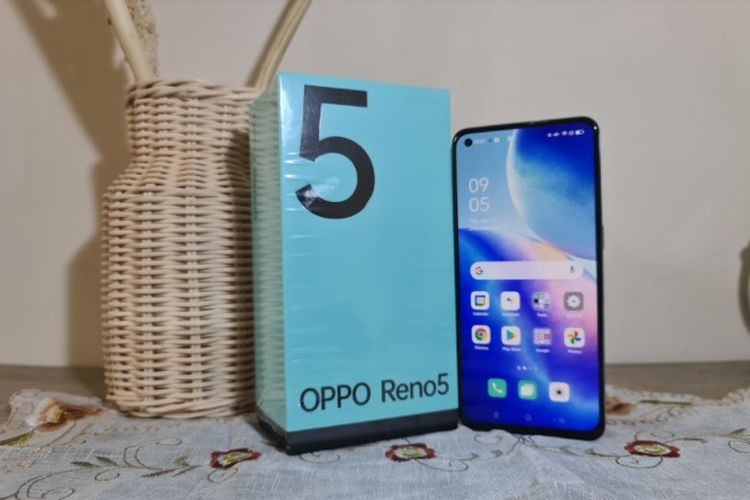 Kotak kemasan Oppo Reno5 dibalut dengan warna hijau tosca.