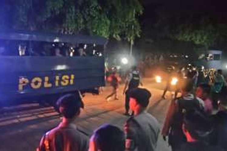 Polisi tiba di Lapas Kerobokan, Badung, Bali, Kamis (21/4/2016) malam, untuk mengamankan situasi setelah terjadinya keributan di dalam lapas. Keributan terjadi setelah 11 tersangka bentrok antarormas pada Desember 2015 dibawa ke lapas tersebut.