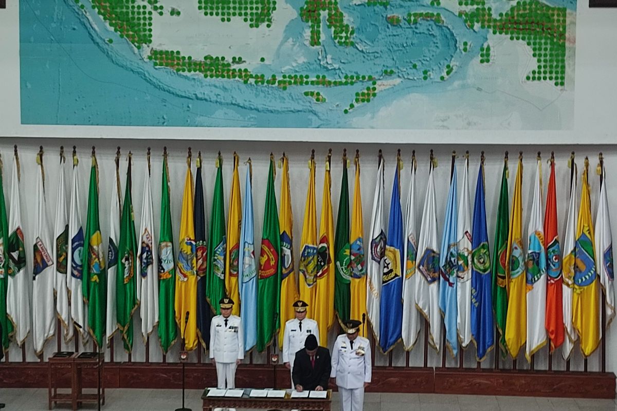 Daftar Pj Gubernur di 28 provinsi di Indonesia. Menteri Dalam Negeri (Mendagri) Tito Karnavian melantik 3 penjabat (pj) gubernur pada Senin (24/6/2024) di kantor Kemendagri, Jakarta Pusat. Pertama, Pj Gubernur Nusa Tenggara Barat (NTB), Mayjen (Purn) Hassanudin, menggantikan Lalu Gita Ariadi yang disebut mengundurkan diri karena berminat maju sebagai calon gubernur NTB 2024-2029. Hassanudin sebelumnya merupakan Pj Gubernur Sumatera Utara. Kursi Pj Gubernur Sumatera Utara kemudian jadi milik Agus Fatoni, birokrat Kemendagri yang sebelumnya menjabat sebagai Pj Gubernur Sumatera Selatan. Sementara itu, kursi Pj Gubernur Sumatera Selatan yang kosong kini diisi oleh Elen Setiadi. Elen merupakan Staf Ahli Bidang Regulasi, Penegakan Hukum, dan Ketahanan Ekonomi Menteri Koordinator Bidang Perekonomian Airlangga Hartarto. Pelantikan dilakukan berdasarkan Keputusan Presiden RI Nomor 70/P Tahun 2024 tentang Pemberhentian dan Pengangkatan Penjabat Gubernur.